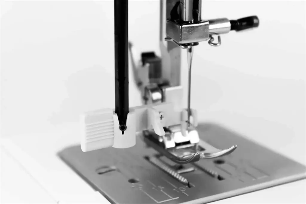 Швейная машинка Janome Escape V-17, белый