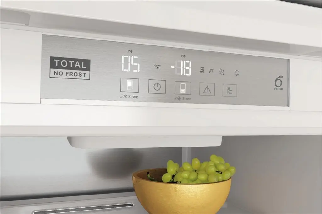 Встраиваемый холодильник Whirlpool WHC18 T574 P