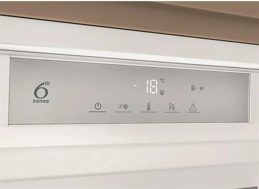 Встраиваемый морозильник Whirlpool WHSD18F013D1