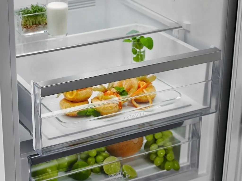 Холодильник Electrolux LNT7ME32M1, черный