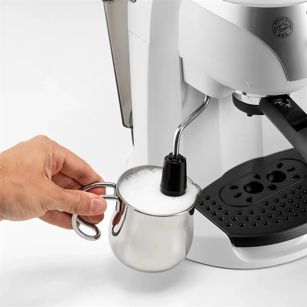 Cafetiera electrica DeLonghi EC221.W, alb pe tehnoparc.md Cafetiera electrica DeLonghi EC221.W, alb