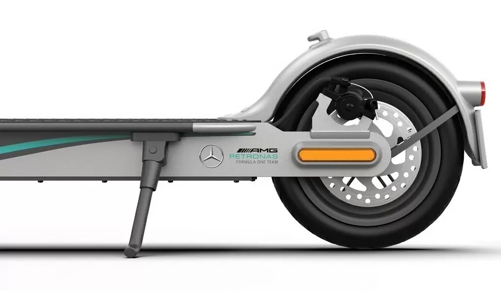 Trotinetă electrică Xiaomi Mi Electric Scooter Pro 2 Mercedes AMG Petronas F1 Team Edition, negru